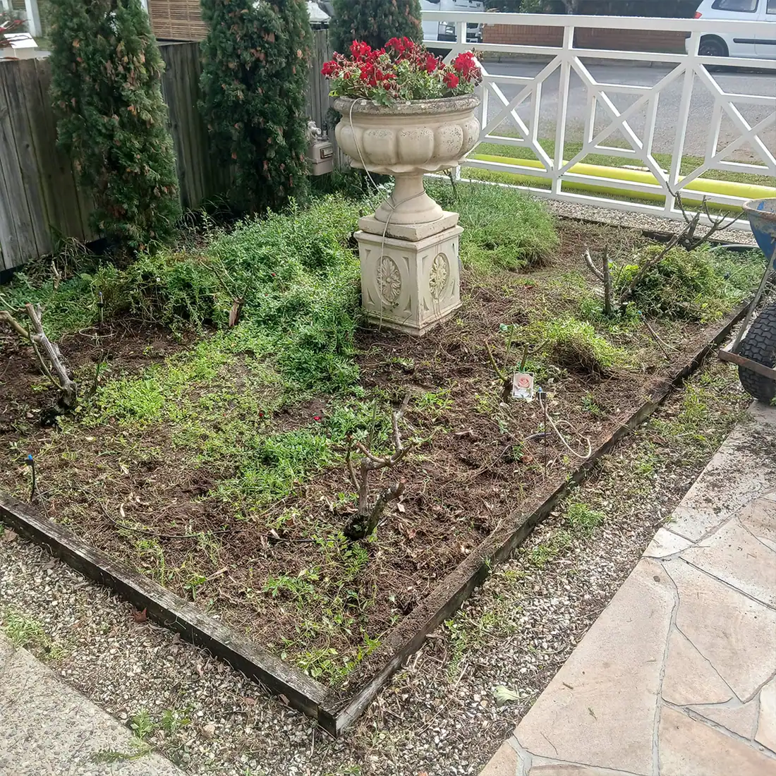 Beds cleared & re-mulched — before